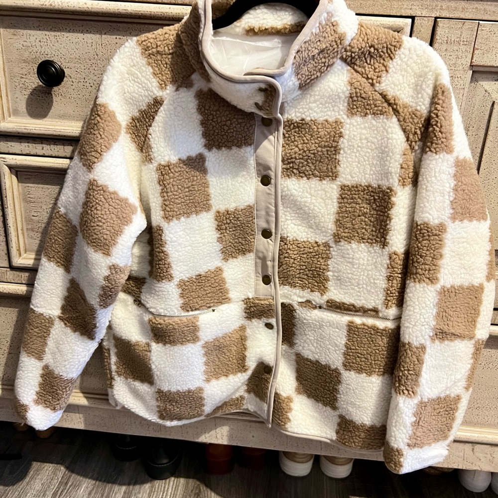 Never worn, size M Sherpa zip pockets